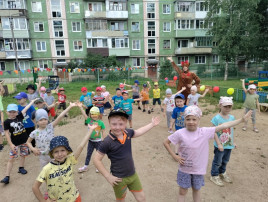 Мы со спортом крепко дружим Мы со спортом крепко дружим.