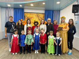 Осенний праздник в духе русских ярмарочных гуляний Осенний праздник в духе русских ярмарочных гуляний.